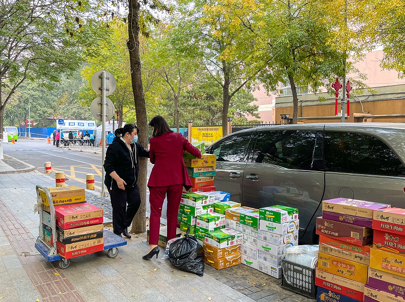 10月25日，美汐清潔杜總、孟總、綜合部經理凌馥、區域經理付永軍來到怡?；▓@小區，慰問疫情封控區、管控區的保潔員。